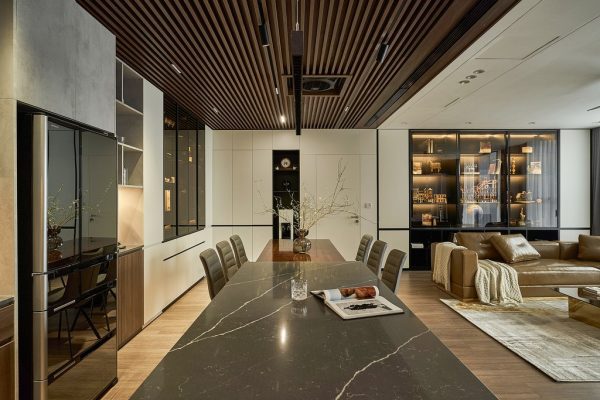 Khu bếp mở căn hộ đập thông 200 m2